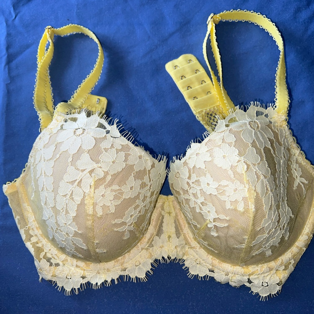 2/30‎ Victoria's Secret Yellow Lace Bra